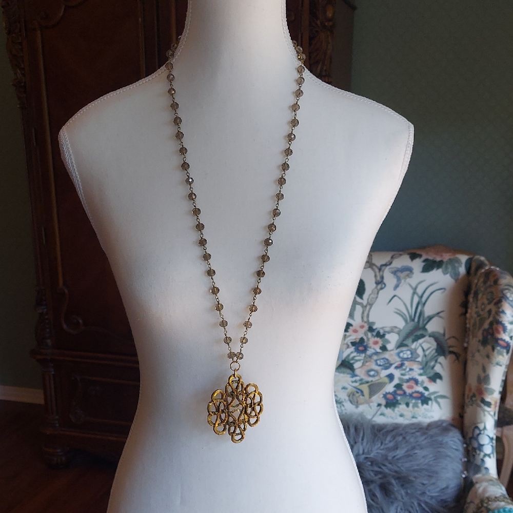 Elegant Gold Pendant Necklace